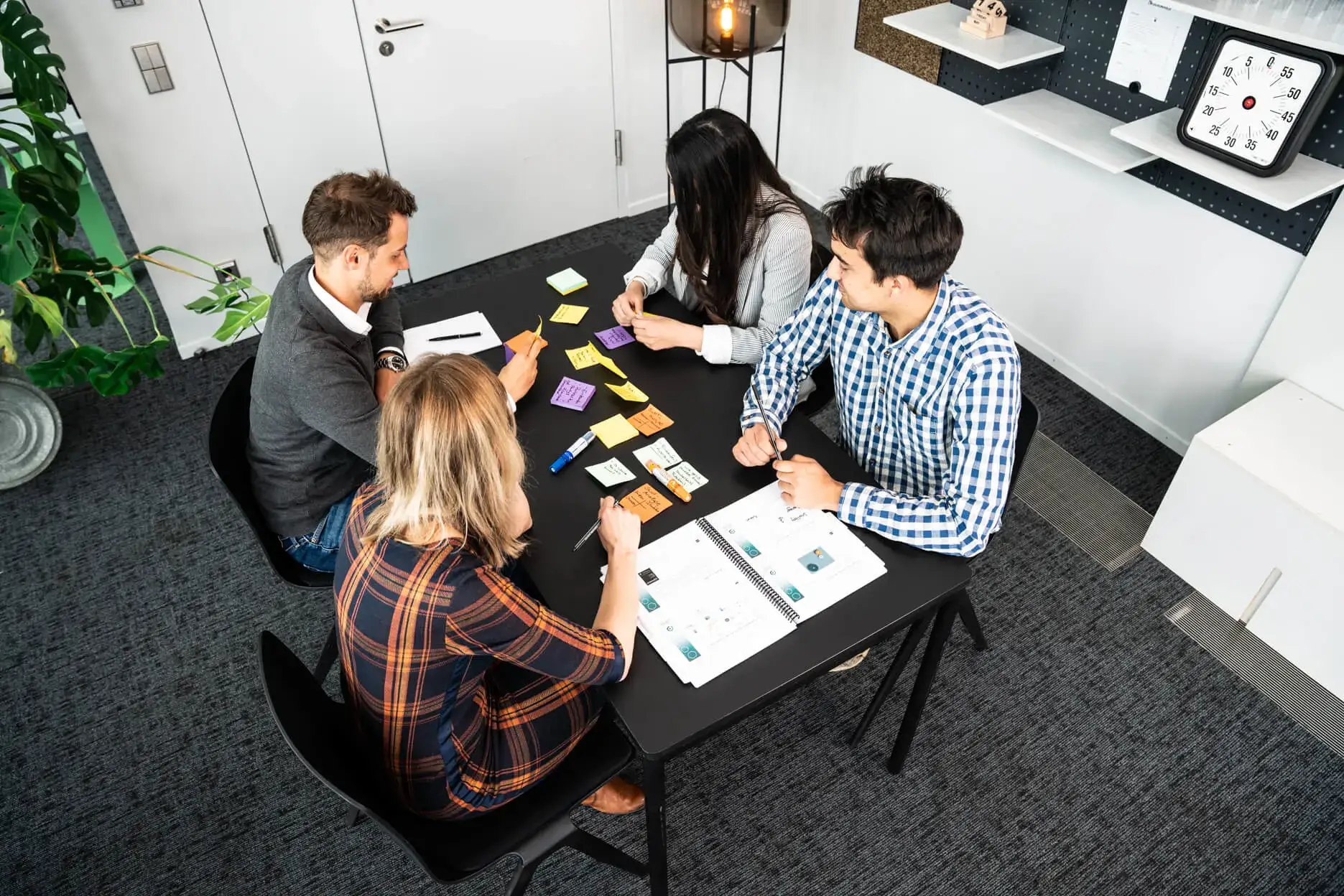 Teilnehmerinnen arbeiten gemeinsam an einer Gruppenarbeit in einer Produktmanagement-Schulung.